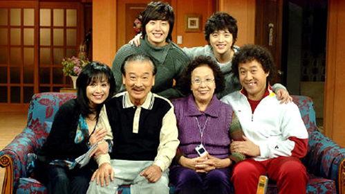 吃瓜视频搞笑一家人,吃瓜视频里的欢乐日常