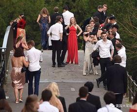 派对拥抱吃瓜群众视频